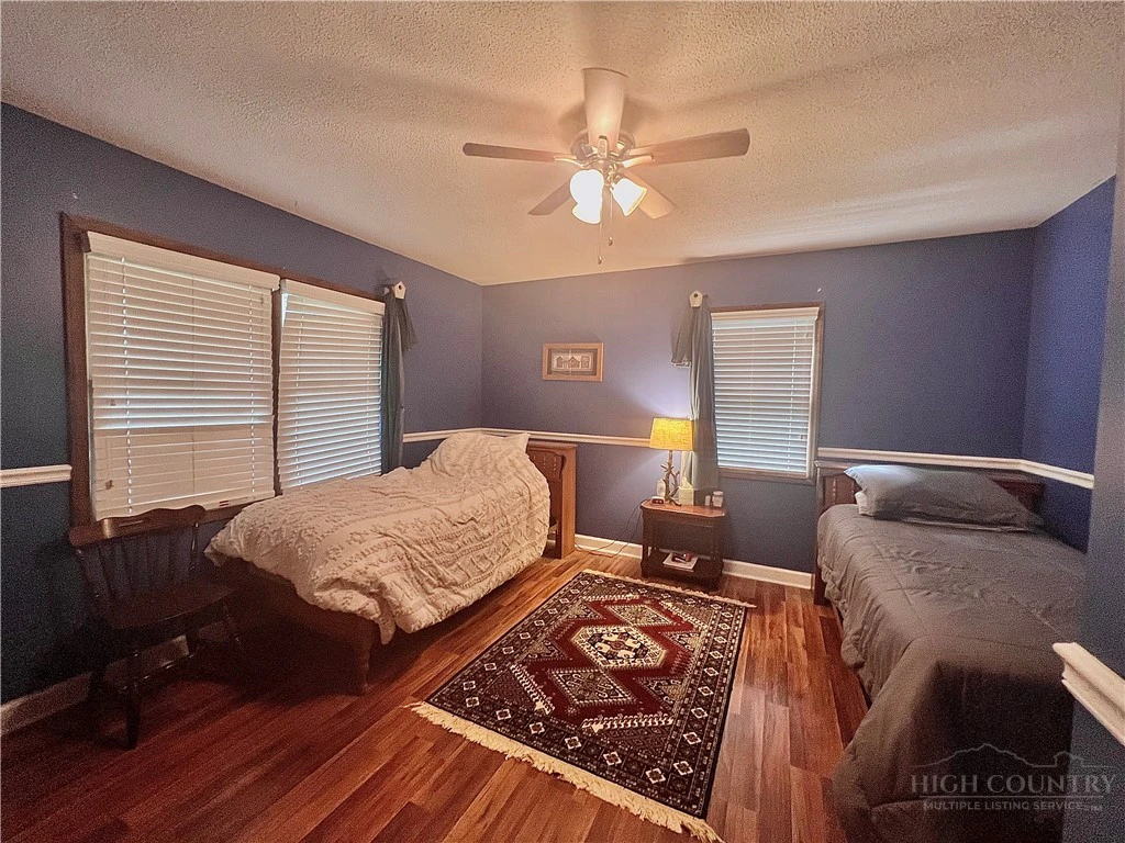 Image number 14 for the current listing