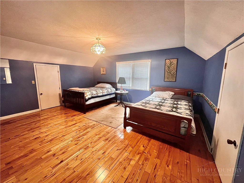 Image number 15 for the current listing
