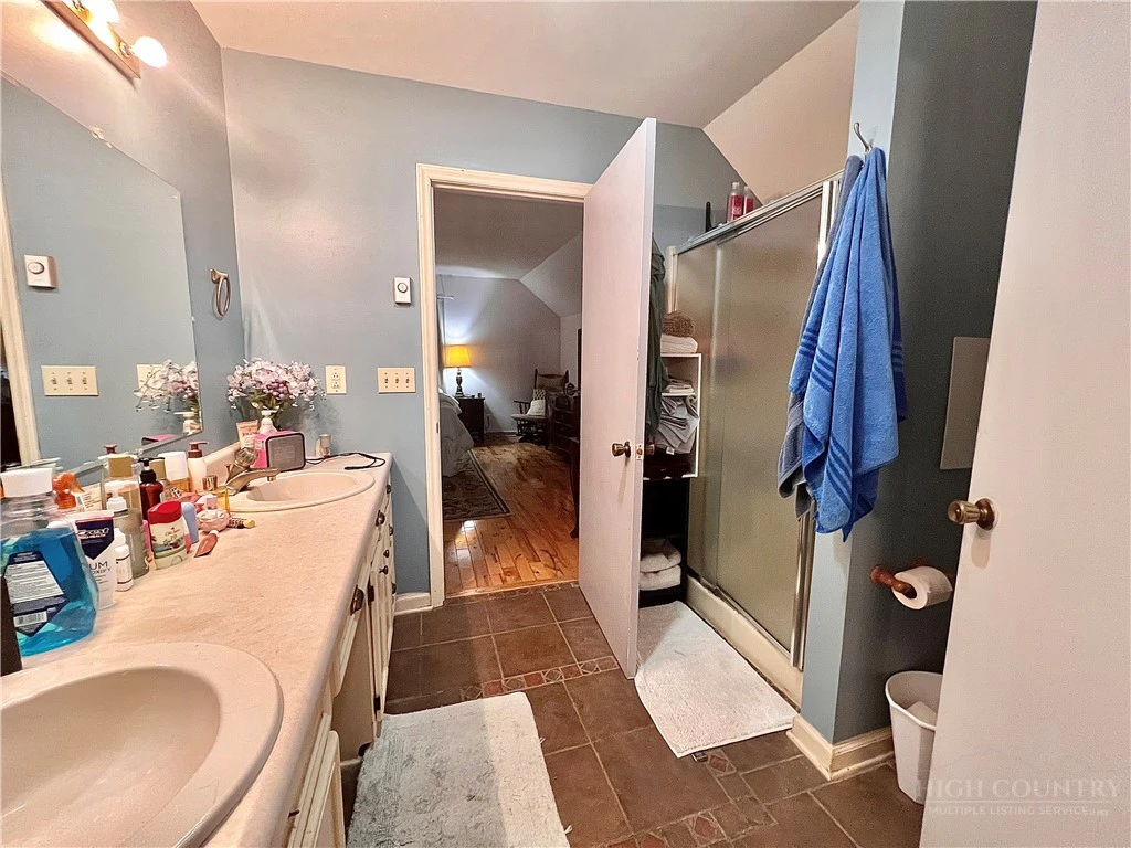 Image number 18 for the current listing