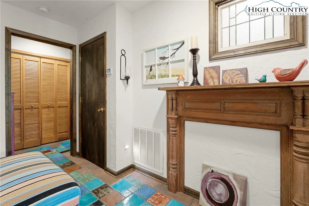 Image number 6 for the current listing