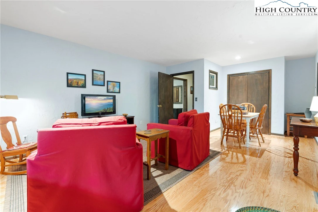Image number 2 for the current listing