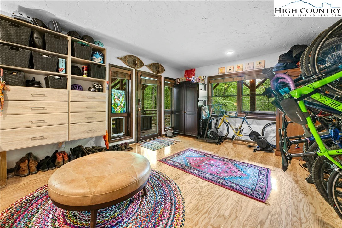 Image number 15 for the current listing
