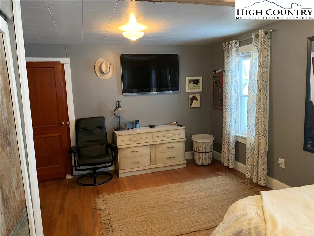 Image number 19 for the current listing
