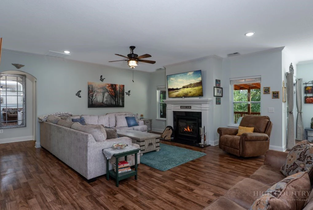 Image number 9 for the current listing