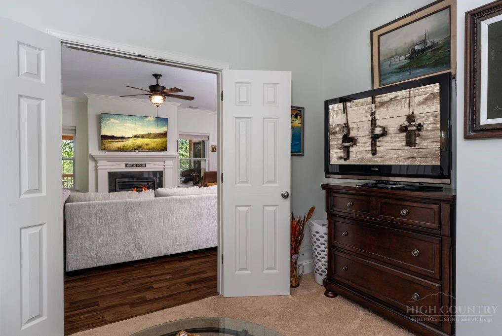 Image number 14 for the current listing