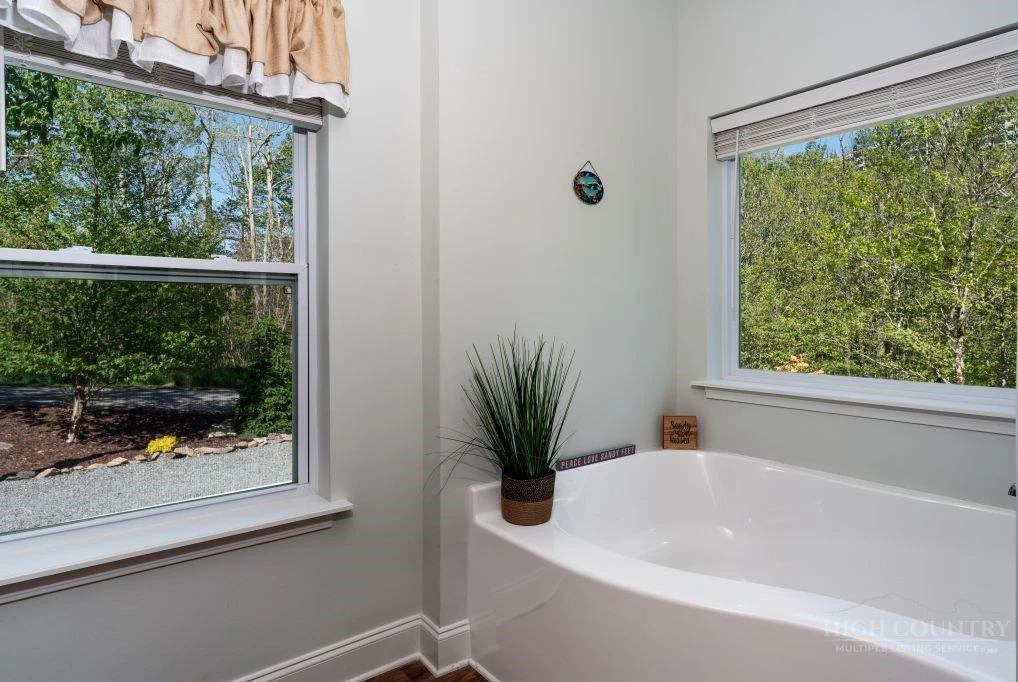 Image number 18 for the current listing
