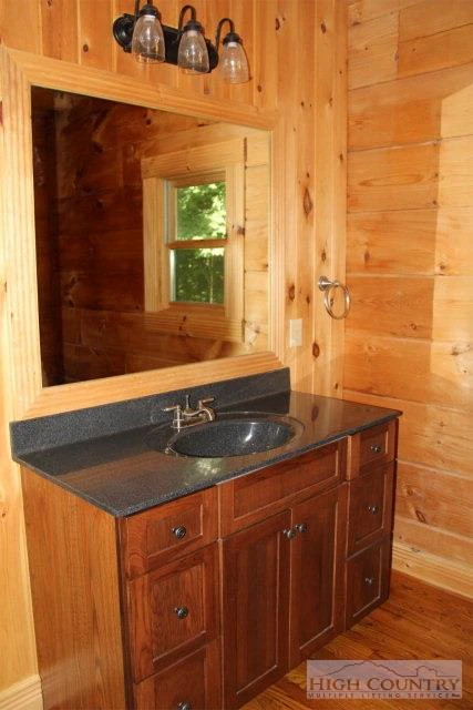 Image number 13 for the current listing