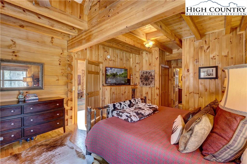Image number 4 for the current listing