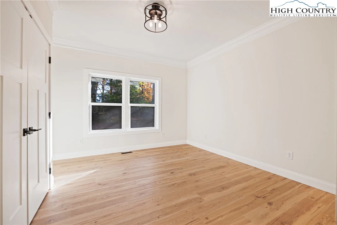 Image number 7 for the current listing