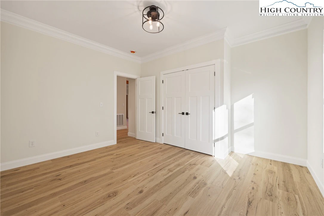 Image number 6 for the current listing