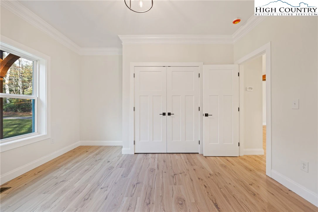 Image number 11 for the current listing