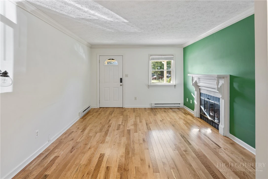 Image number 11 for the current listing