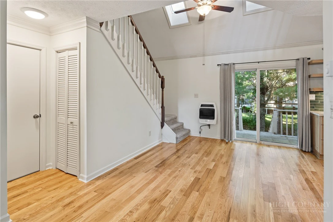 Image number 13 for the current listing