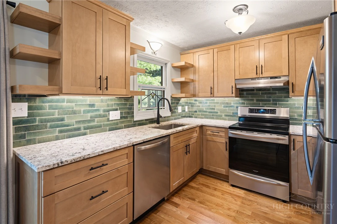 Image number 15 for the current listing