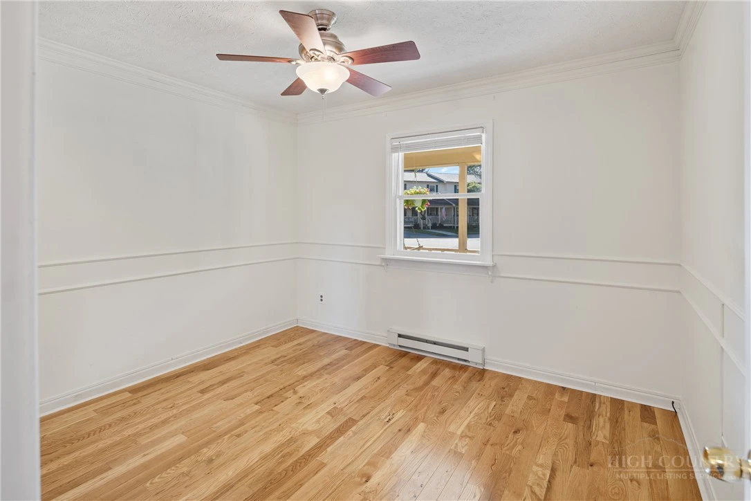 Image number 17 for the current listing