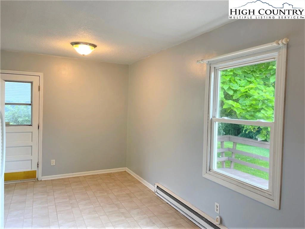Image number 21 for the current listing