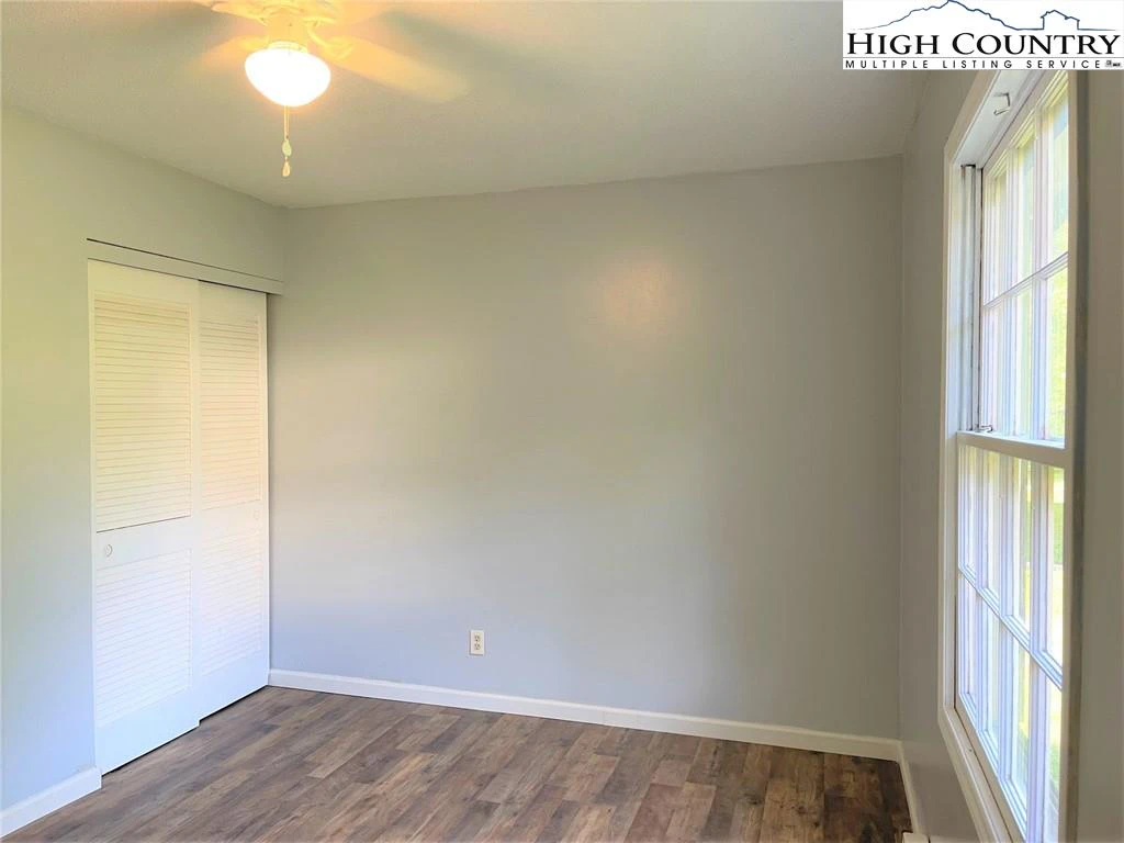 Image number 19 for the current listing