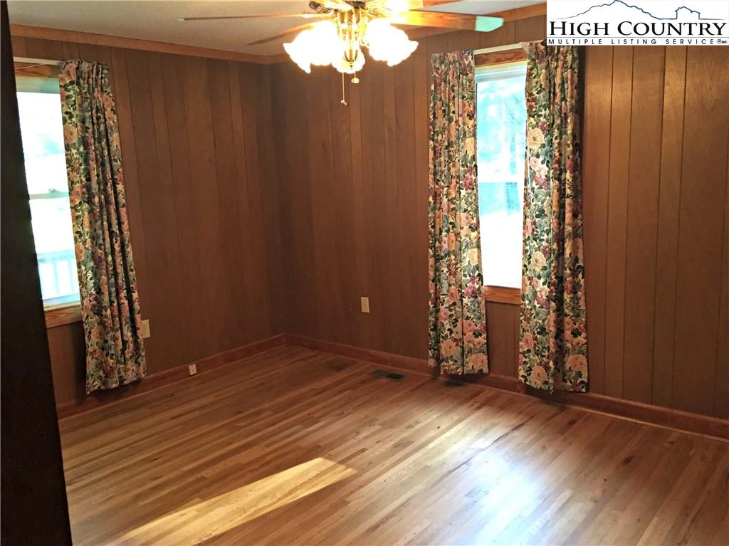Image number 11 for the current listing