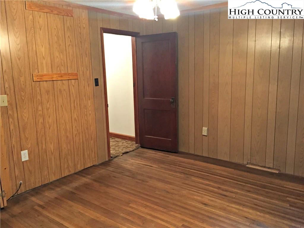 Image number 8 for the current listing
