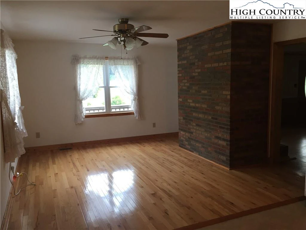 Image number 14 for the current listing