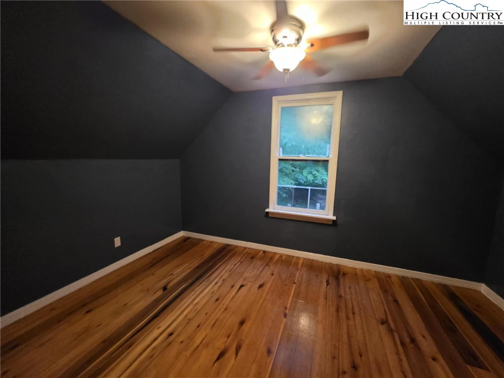 Image number 8 for the current listing