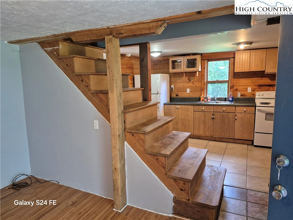 Image number 15 for the current listing