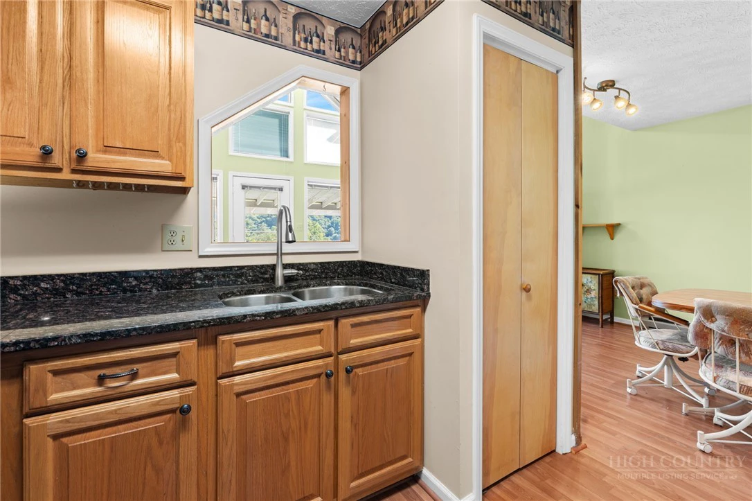 Image number 13 for the current listing
