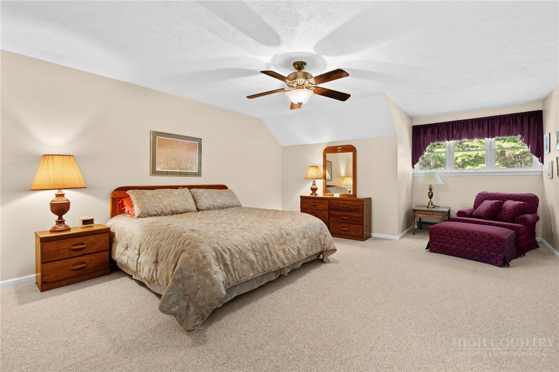 Image number 18 for the current listing
