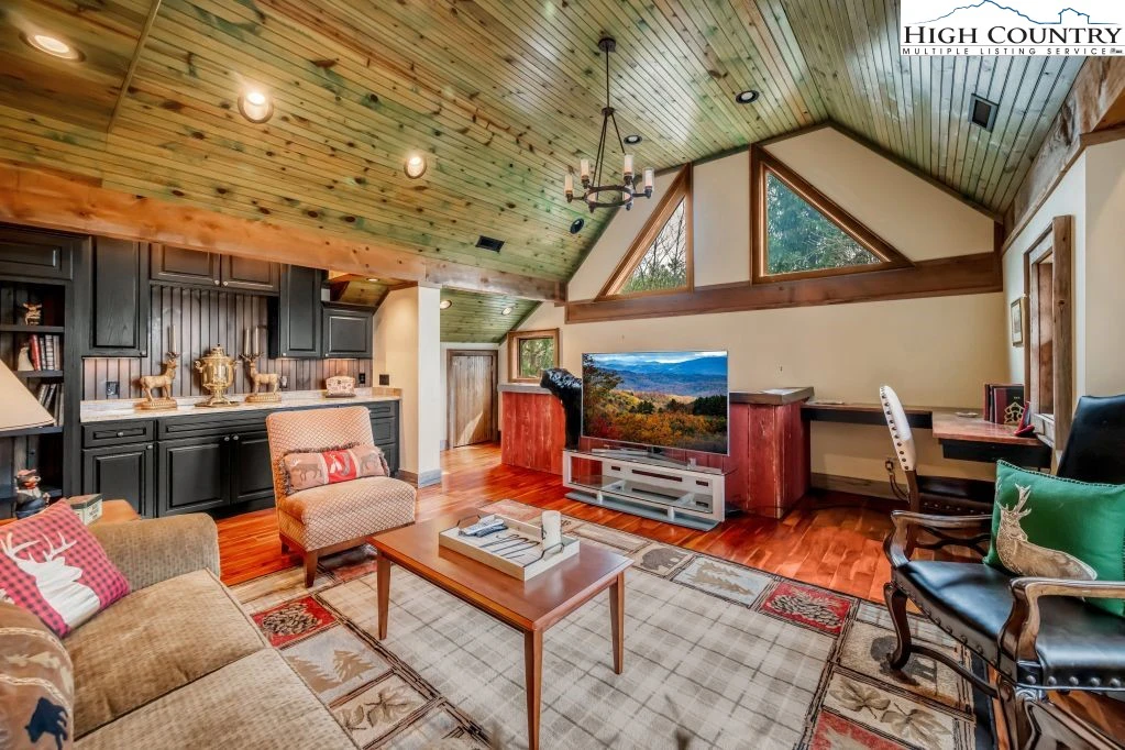 Image number 19 for the current listing