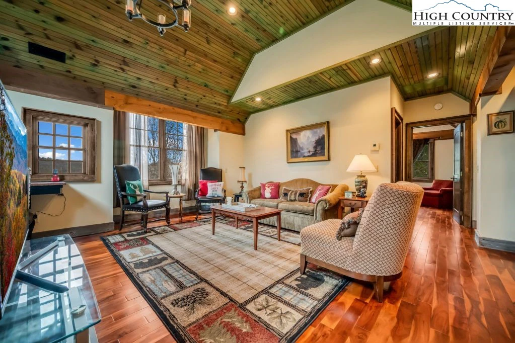 Image number 18 for the current listing