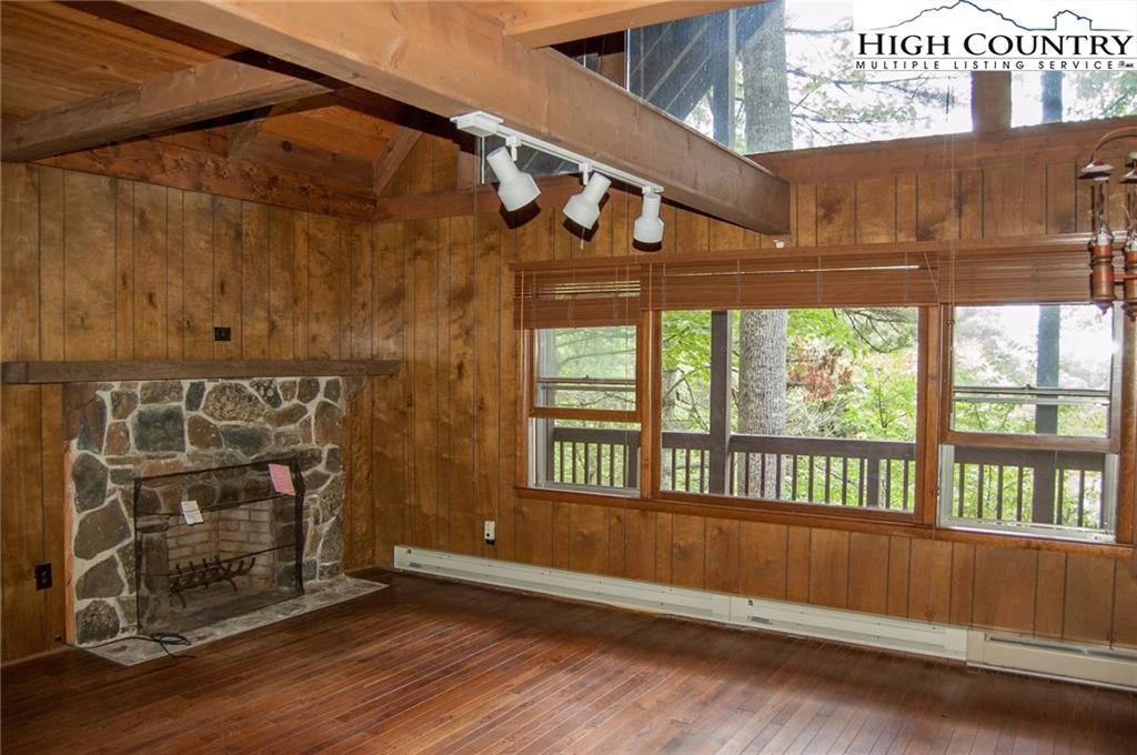 Image number 15 for the current listing