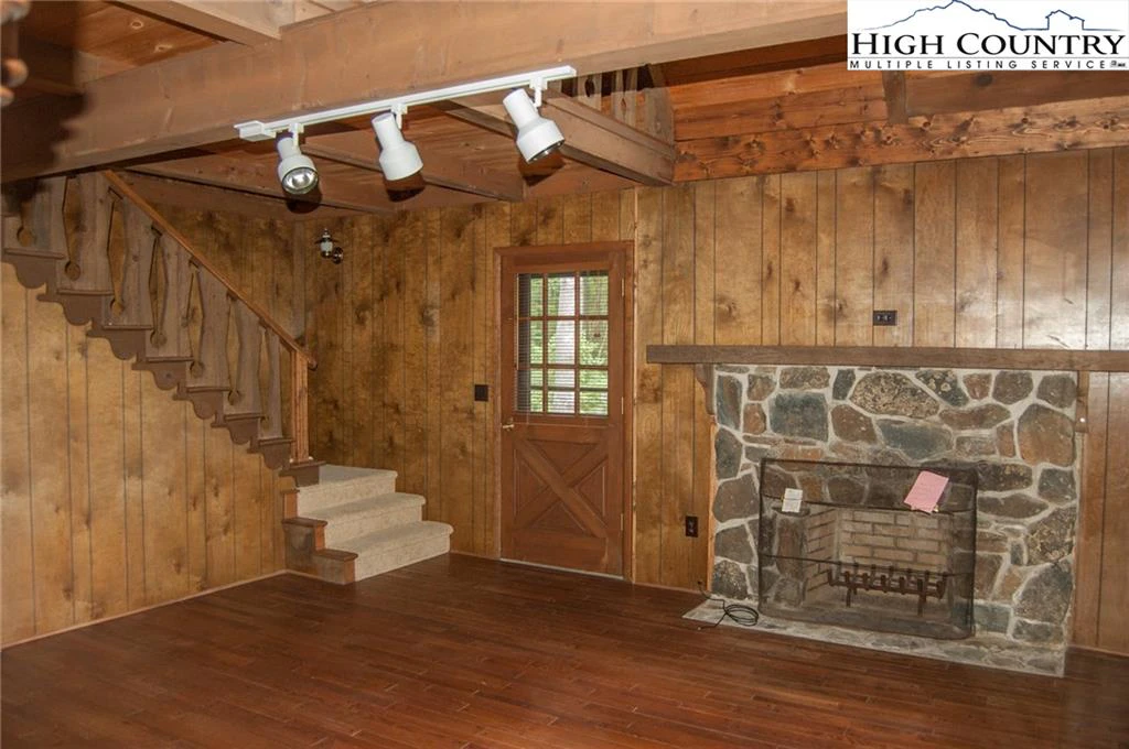 Image number 14 for the current listing