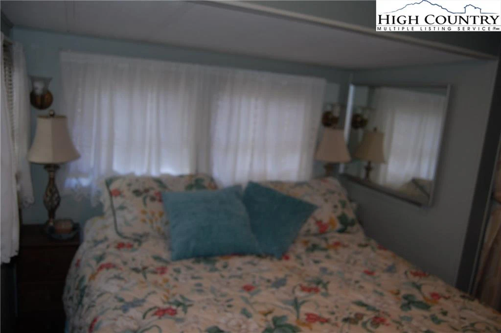 Image number 14 for the current listing