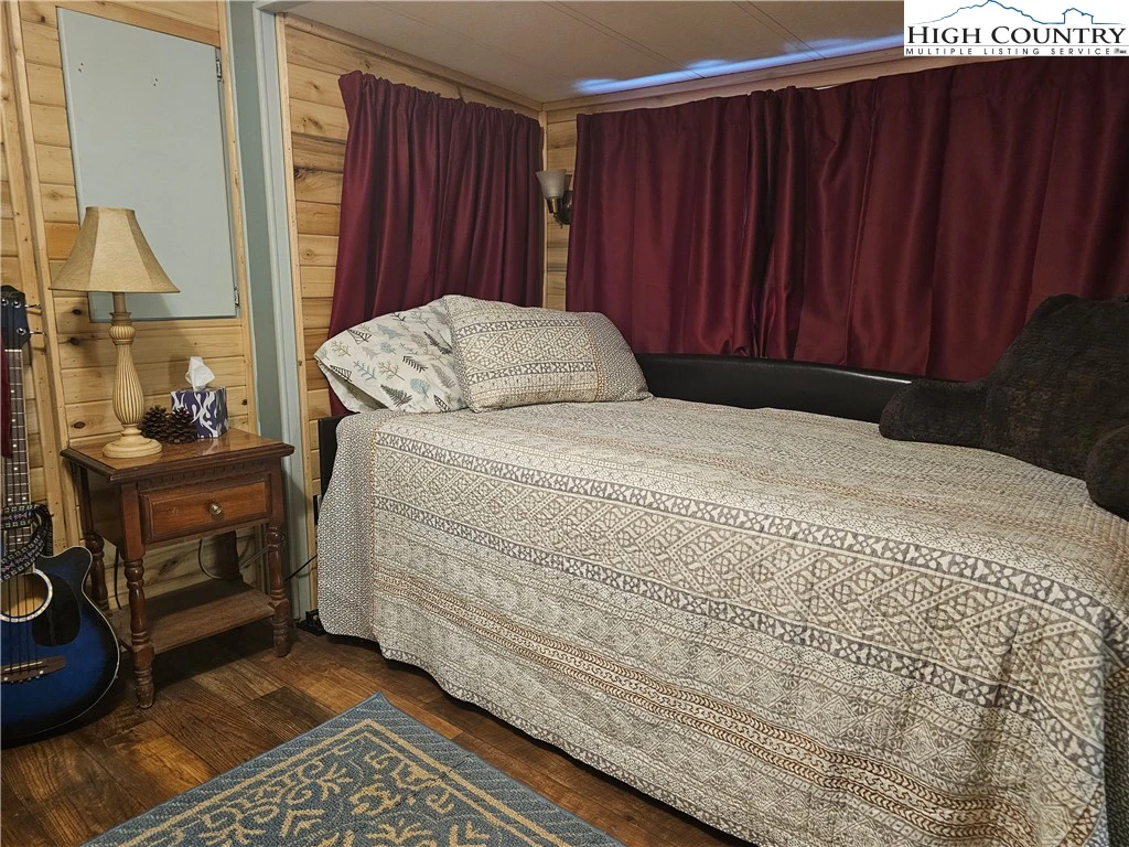 Image number 14 for the current listing
