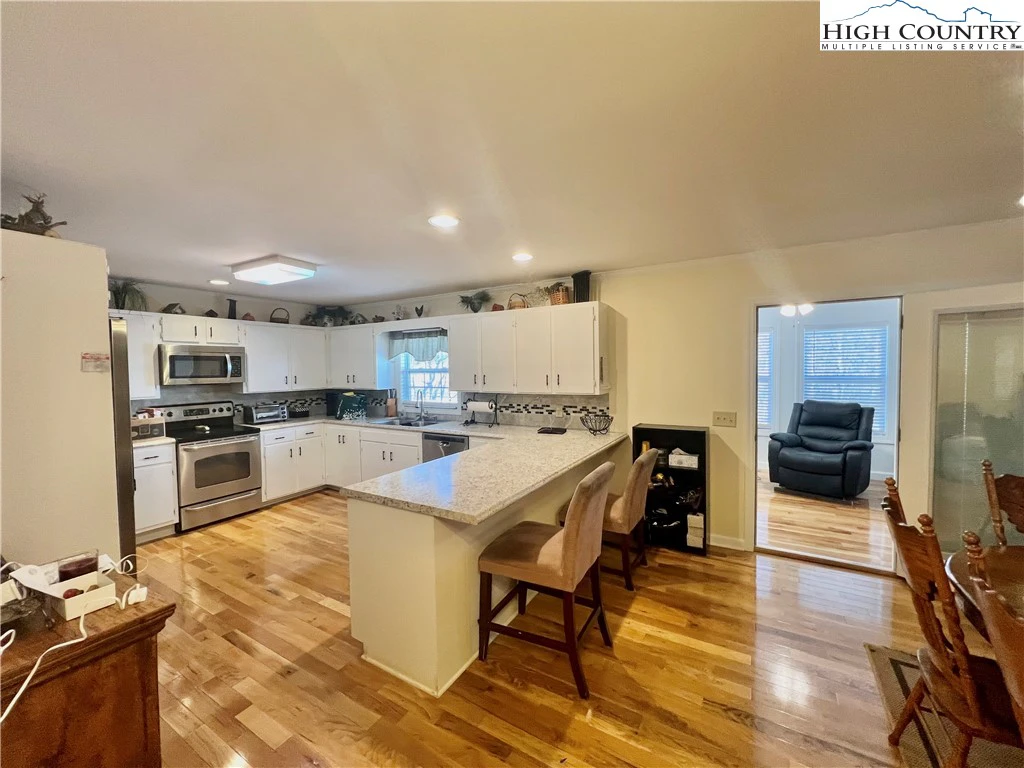 Image number 14 for the current listing