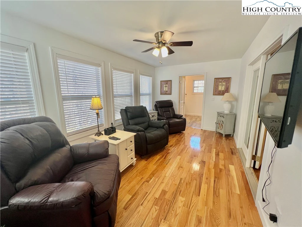 Image number 2 for the current listing