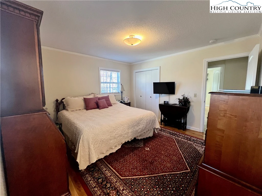 Image number 13 for the current listing