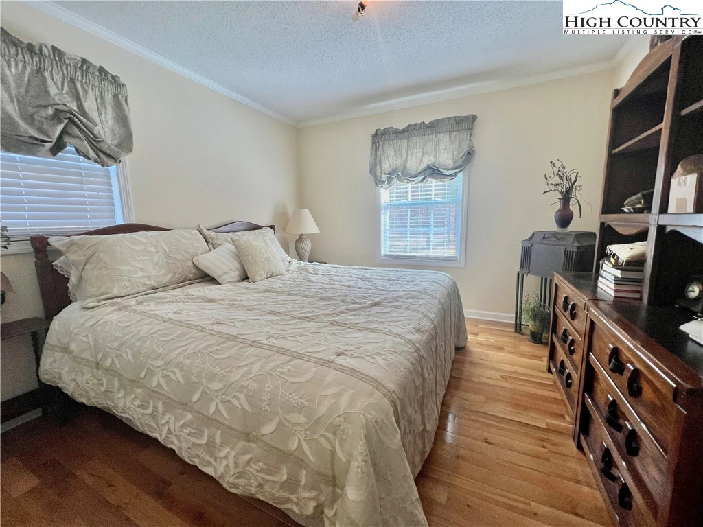 Image number 10 for the current listing