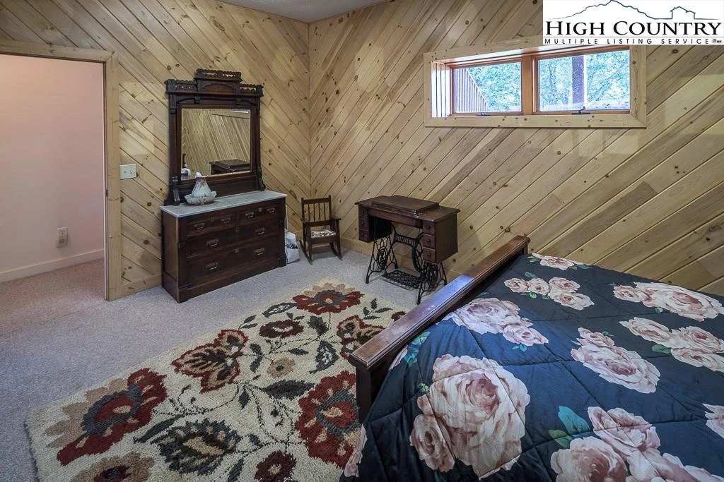 Image number 19 for the current listing