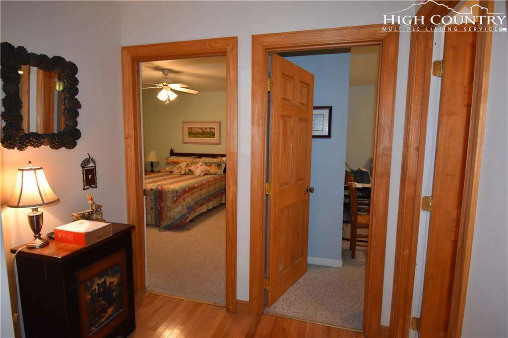 Image number 15 for the current listing