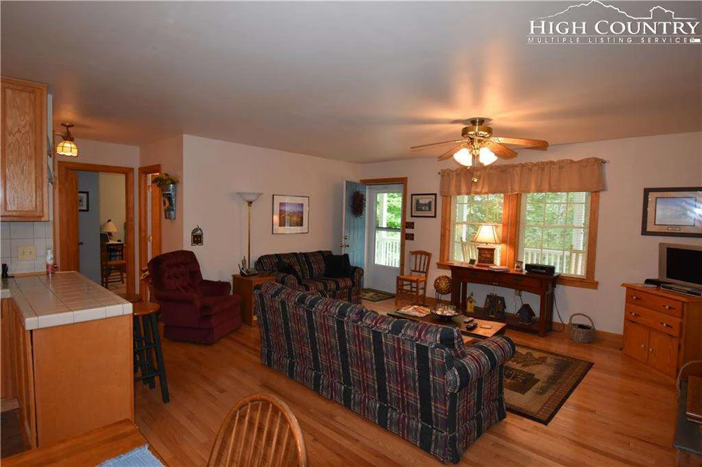 Image number 8 for the current listing