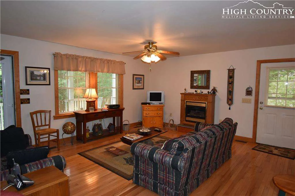 Image number 9 for the current listing