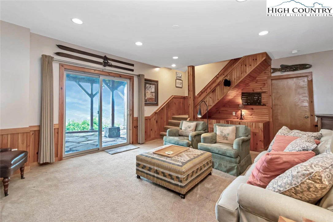 Image number 19 for the current listing