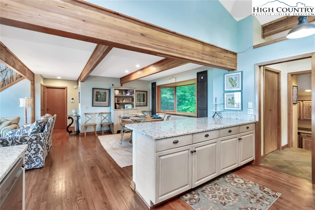 Image number 14 for the current listing