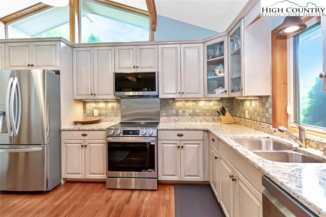 Image number 3 for the current listing