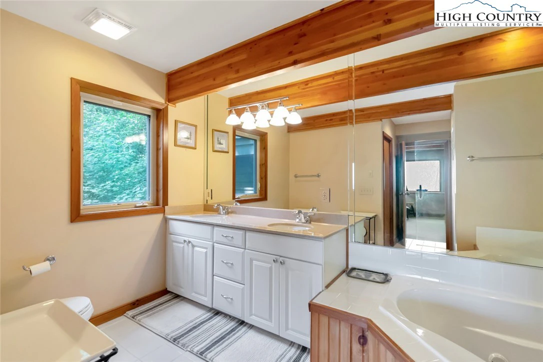 Image number 11 for the current listing