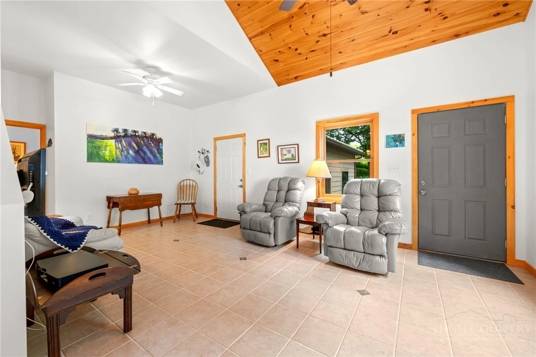Image number 14 for the current listing
