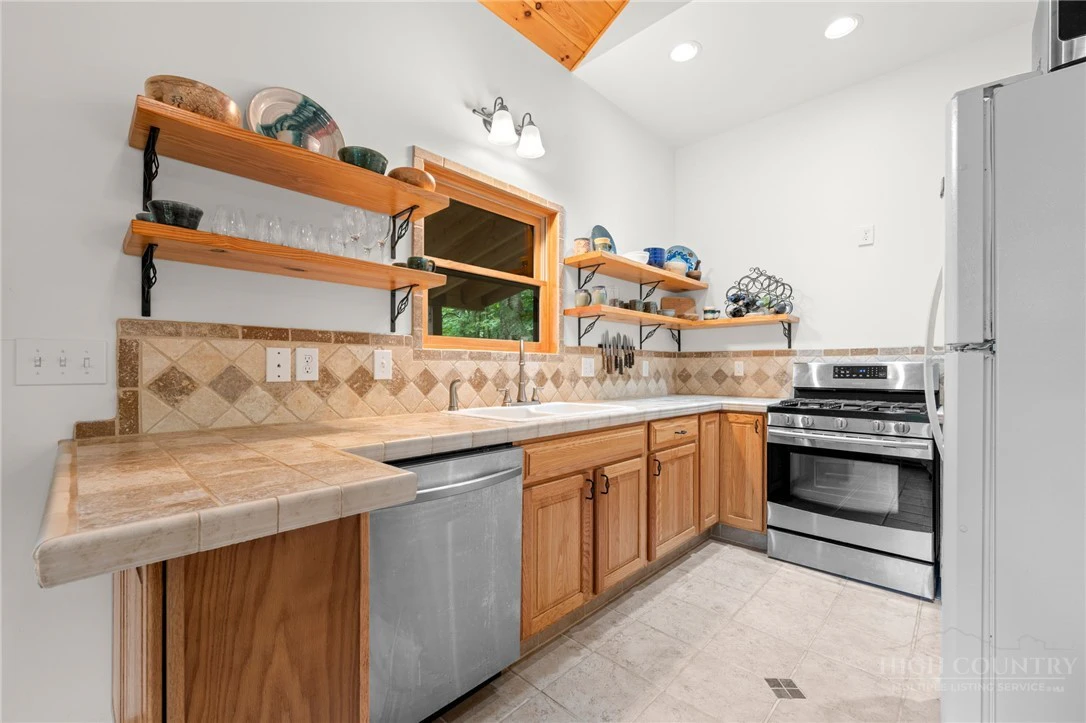 Image number 15 for the current listing