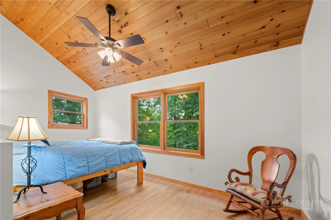 Image number 19 for the current listing