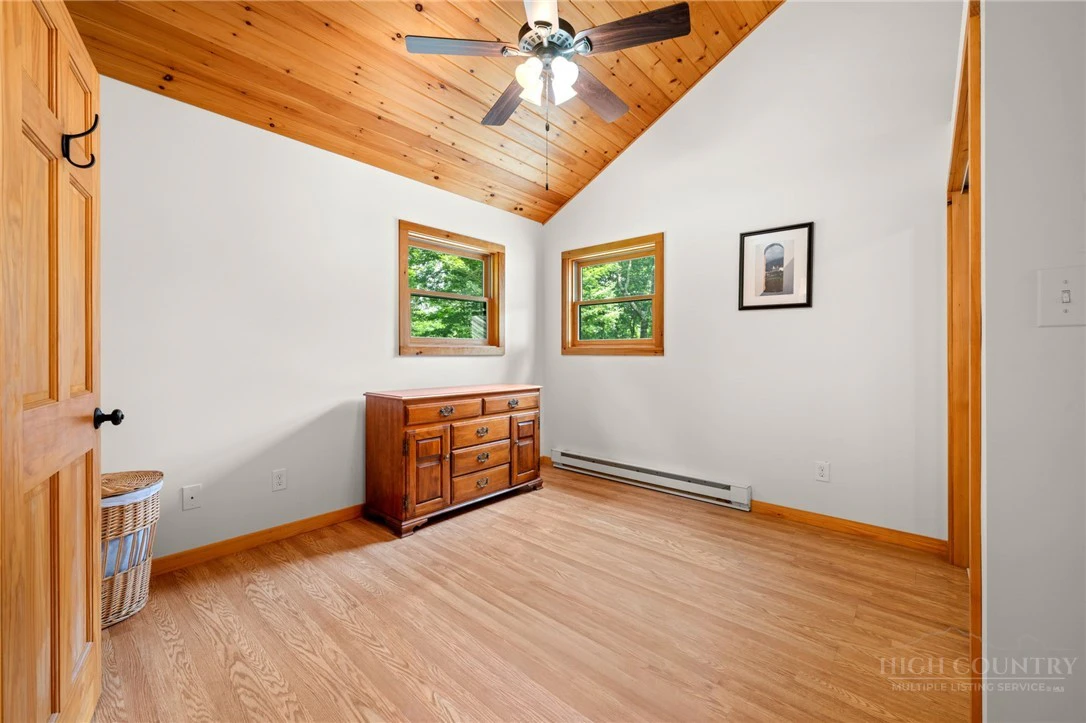 Image number 21 for the current listing